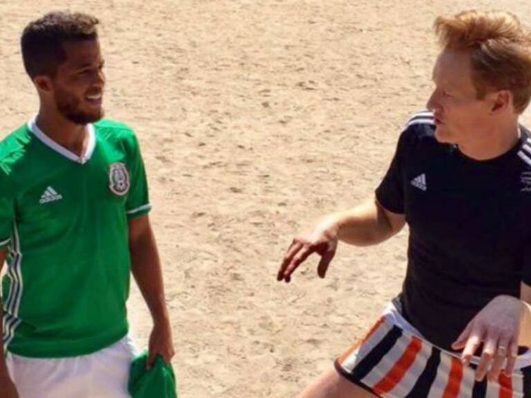 Gio Dos Santos juega futbol en un parque de México con Conan O&#039;Brien