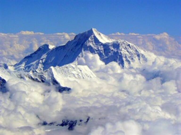 Una empresaria china causa polémica al ascender el Everest en helicóptero