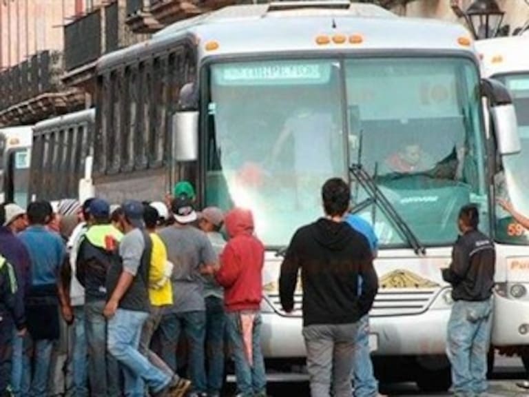 &#8203;Normalistas se apoderan con violencia de otros 6 autobuses