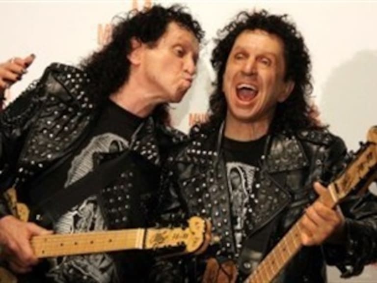 Devela Alex Lora figura de cera de su imagen