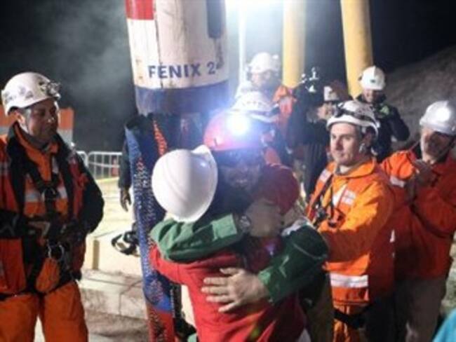 Llega a superficie último socorrista tras sacar a mineros en Chile