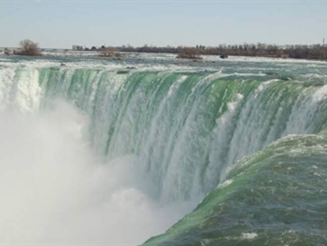 Sobrevive hombre a salto desde las cataratas del Niágara