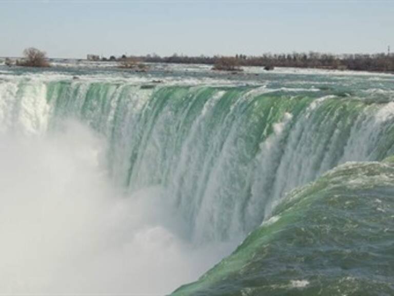 Sobrevive hombre a salto desde las cataratas del Niágara