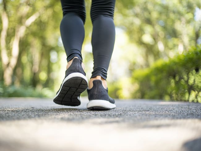 Caminar 30 minutos al día: el hábito sencillo que puede transformar tu salud