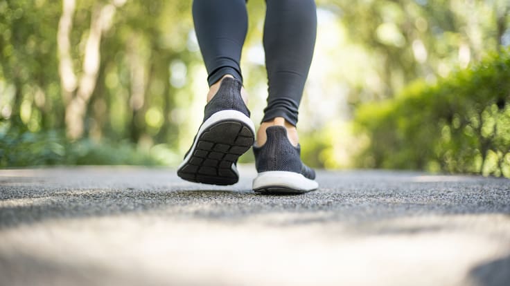 Caminar 30 minutos al día: el hábito sencillo que puede transformar tu salud