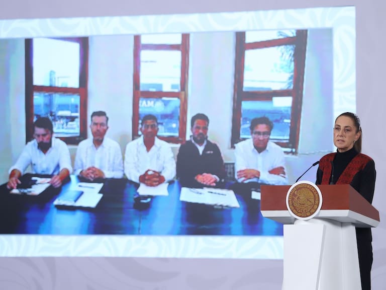 Claudia Sheinbaum dialogó con el equipo encabezado por el gobernador de Oaxaca, Salomón Jara, que se encuentra apoyando a las familias de los heridos y fallecidos por el descarrilamiento del Tren Interoceánico.