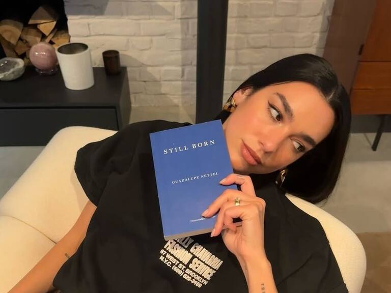 La cantante Dua Lipa, elige como su libro favorito uno escrito por una mexicana
