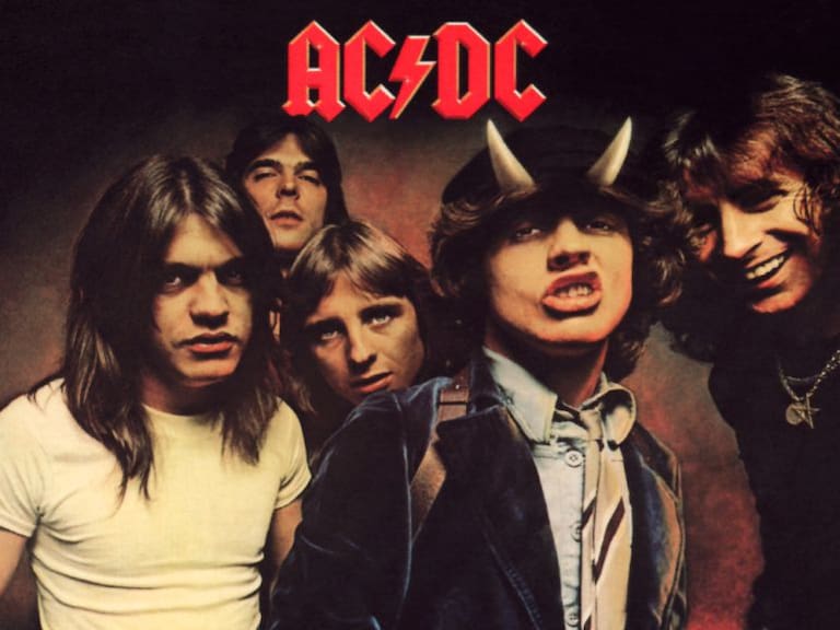 Guitarristas hacen historia con canción de AC/DC