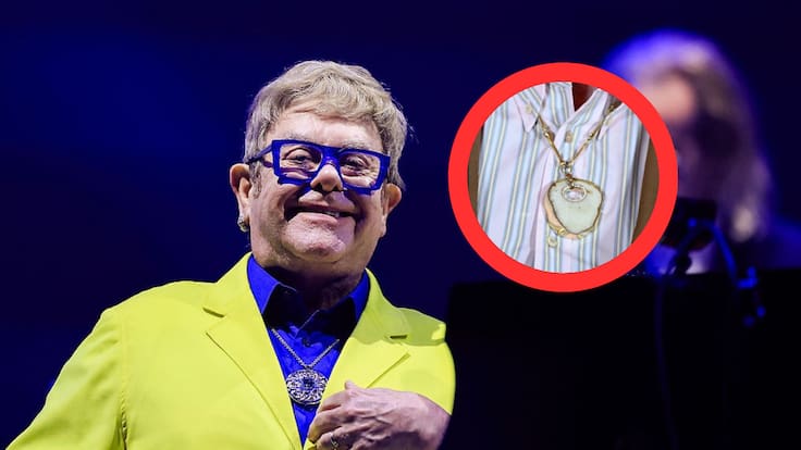 Elton John genera controversia por posar con un peculiar collar hecho de su propio cartílago de la rodilla y así presume sus rótulas en plena alfombra roja