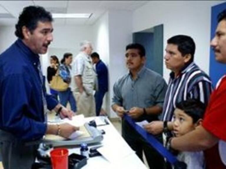 Ganan empleo inmigrantes, estadounidenses lo perdieron