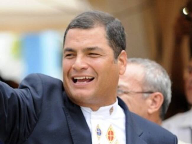 Dan encuestas respaldo de 60% a Correa en consulta