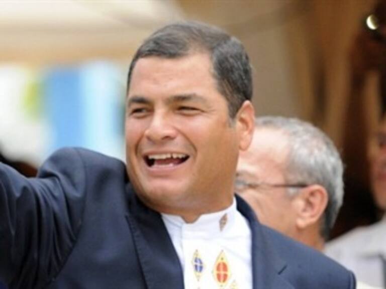Dan encuestas respaldo de 60% a Correa en consulta