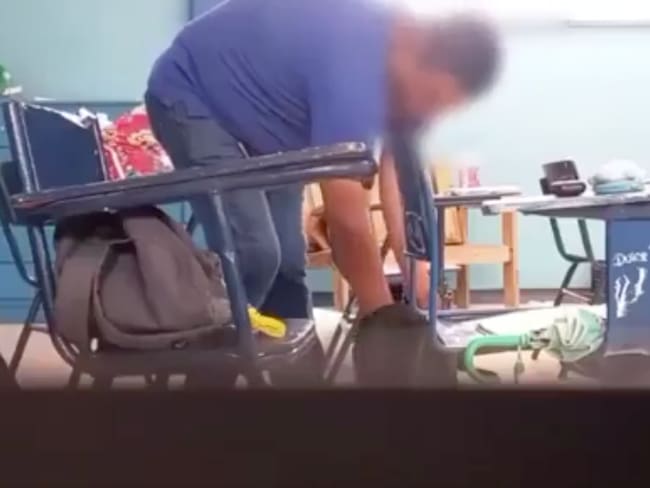 Profesor de Ética es exhibido por revisar mochilas y presuntamente robar a sus alumnos |VIDEO