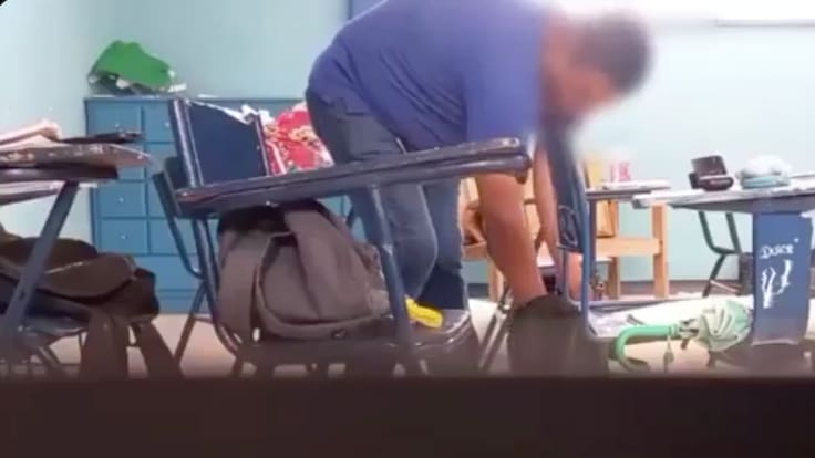 Profesor de Ética es exhibido por revisar mochilas y presuntamente robar a sus alumnos |VIDEO