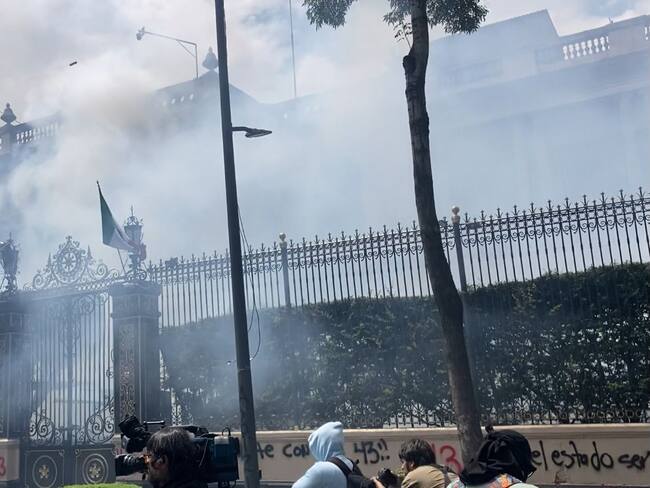 Normalistas lanzan petardos en la SEGOB