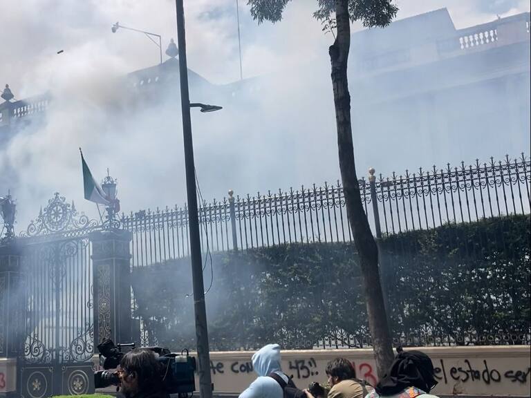 Normalistas lanzan petardos en la SEGOB