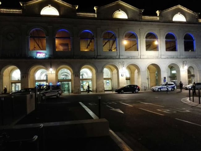 Evacúan estación de trenes de Nimes en Francia por presencia de hombres armados