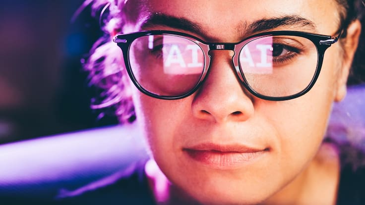 Trabajos en manos de mujeres corren tres veces más riesgo de desaparecer con la IA, advierte especialista