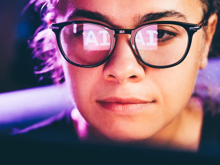 La llegada de la IA representa un reto de transformación y adaptación para las mujeres, quienes tienen mayor riesgo de reemplazo laboral.