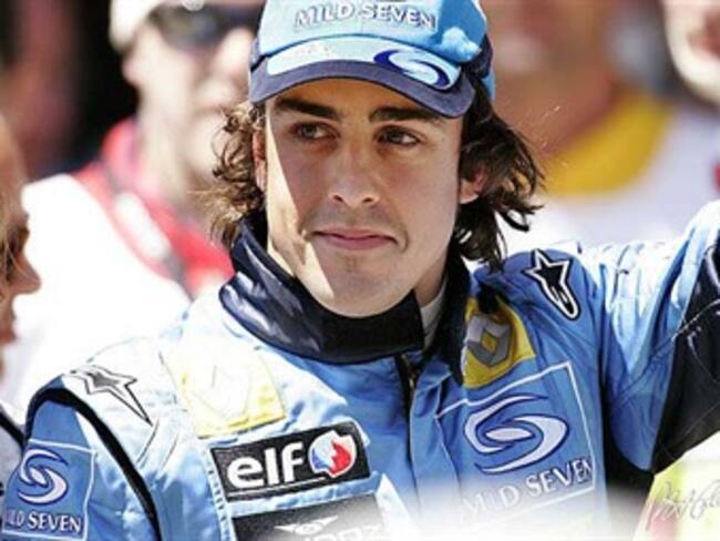 Firma Alonso por tres años con Ferrari
