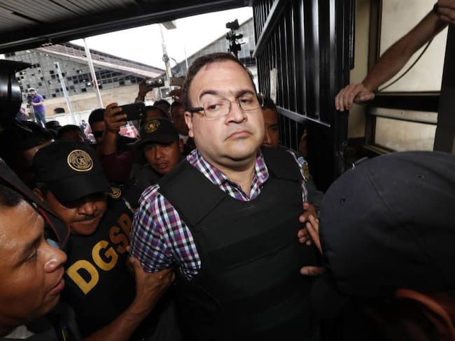 Zapean a Javier Duarte antes de entrar a su primera audiencia