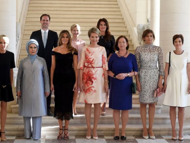 Un hombre aparece en la foto de las primeras damas de la cumbre de la OTAN