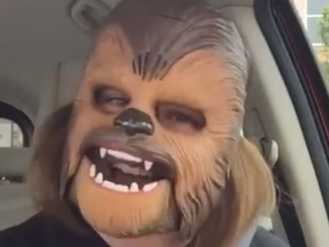 Mujer con máscara de Chewbacca se convierte en lo más visto de Facebook