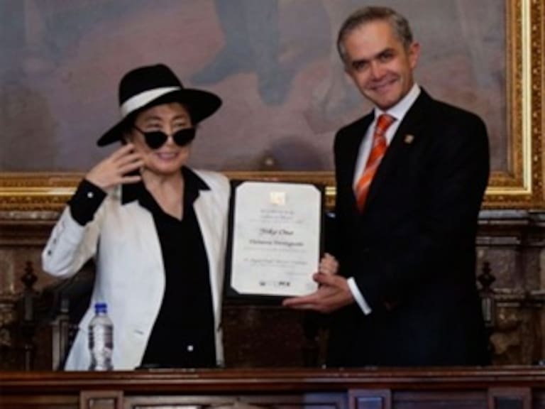 Nombran a Yoko Ono como huésped distinguida de la capital