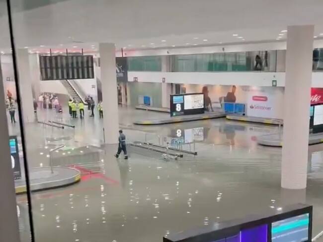 AICM suspende operaciones ante inundación por intensas lluvias. ¿A qué hora reanudan el servicio?