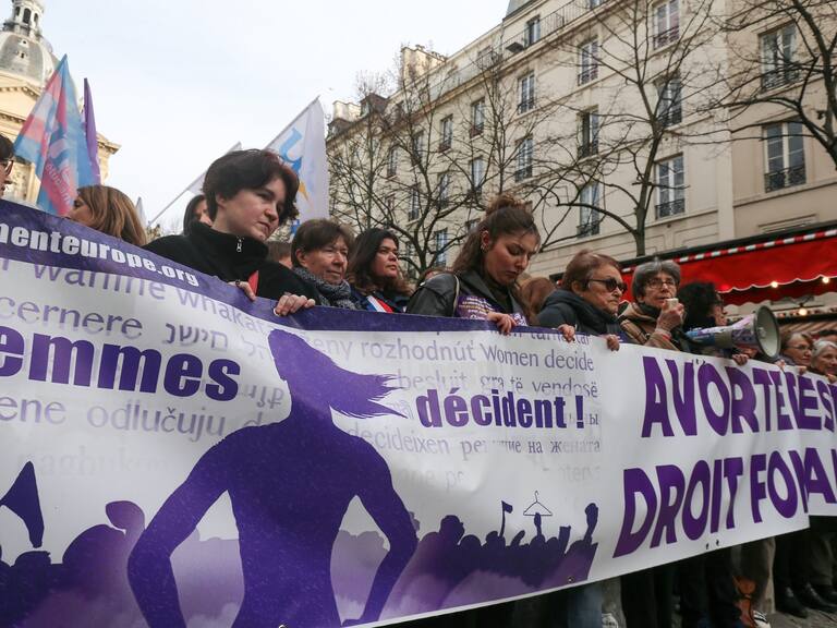 ¡Histórico! Francia blinda el derecho al aborto en su Constitución
