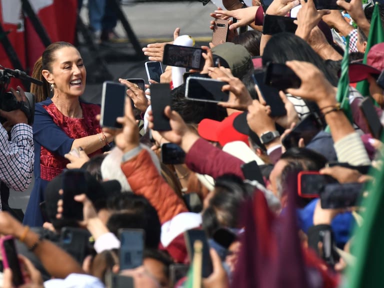 CIUDAD DE MÉXICO, 06DICIEMBRE2025.- Claudia Sheinbaum, presidenta de México, encabezó ante miles de simpatizantes en el zócalo capitalino un mensaje por los "7 años de transformación", evento que conmemora la llegada al gobierno federal de la coalición conformada por Morena, PT y PVEM.
FOTO: MARIO JASSO/CUARTOS URO.COM