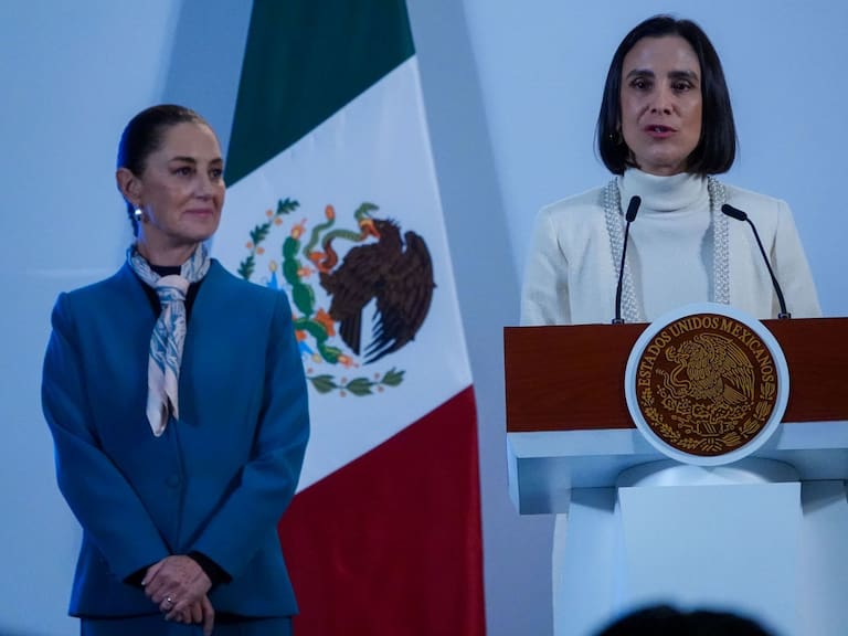 Claudia Sheinbaum, presidenta de México, y Luz Elena González Escobar, secretaria de Energía, durante la conferencia “Mañanera del Pueblo” en la que se presentó el plan de energía a nivel nacional. FOTO: GALO CAÑAS/CUARTOSCURO.COM