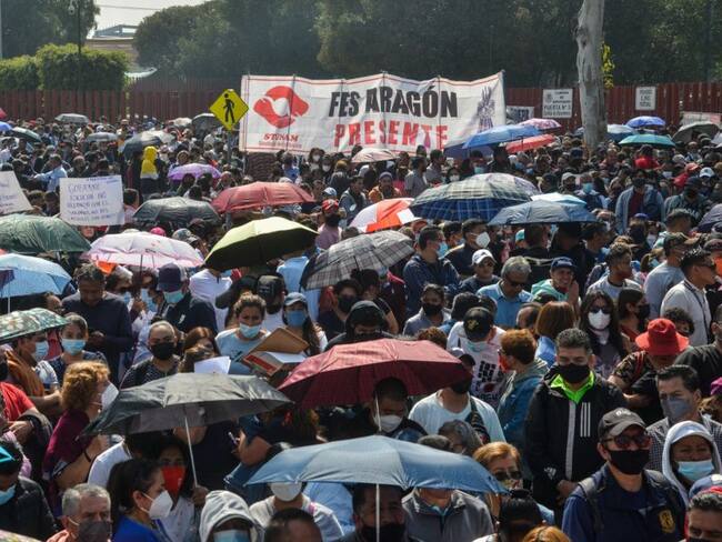 Caos vial por bloqueos afectan calles del Valle de México
