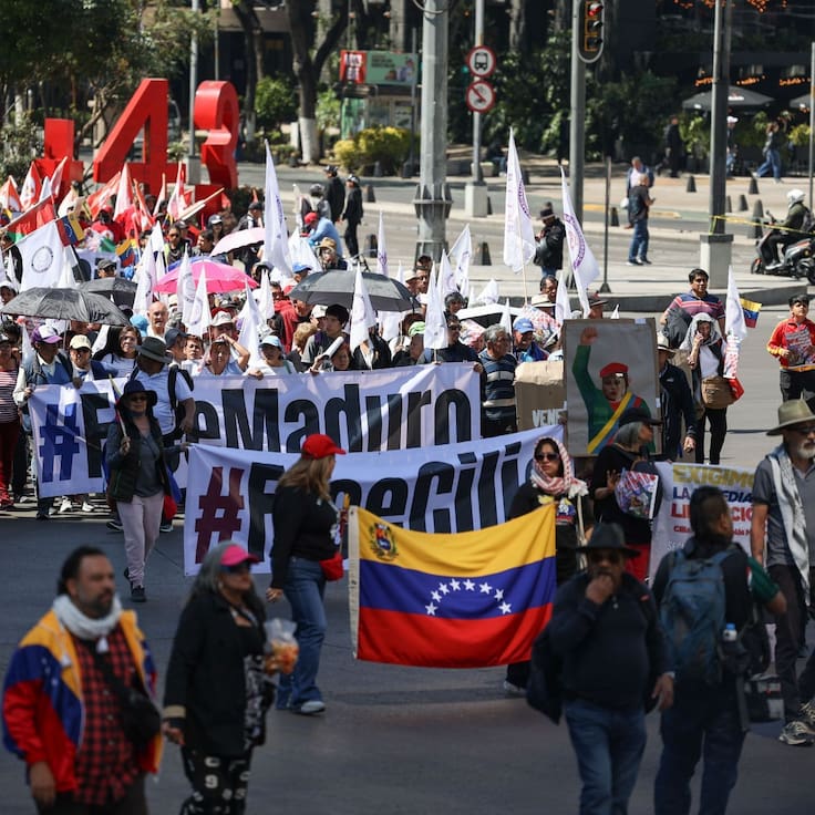 Simpatizantes del gobierno venezolano marchan en CDMX por liberación de Nicolás Maduro