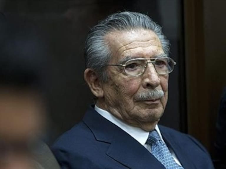 Divide a tribunal constitucional revisión del proceso a Ríos Montt