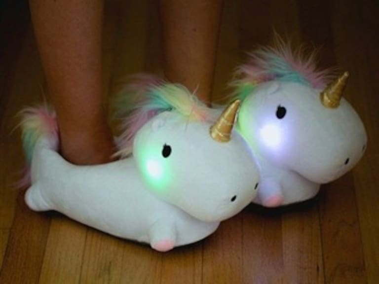 Crean pantuflas de unicornio que se prenden cuando las usas