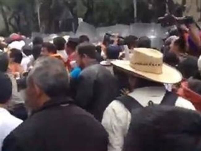 Enfrentamiento entre maestros de la CNTE y granaderos