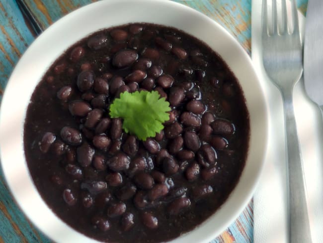 ¿Cuánta sal deben llevar los frijoles? El error que cambia todo el sabor