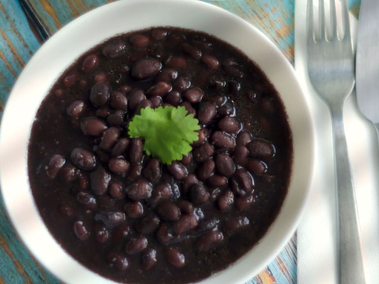 ¿Se le pone sal antes o después? La forma correcta de sazonar los frijoles. Getty Images