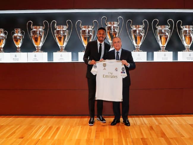 Nuevo jugador del Real Madrid se marea en plena presentación