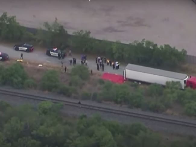 Suman 50 migrantes fallecidos en tráiler de Texas, 22 eran mexicanos |VIDEO