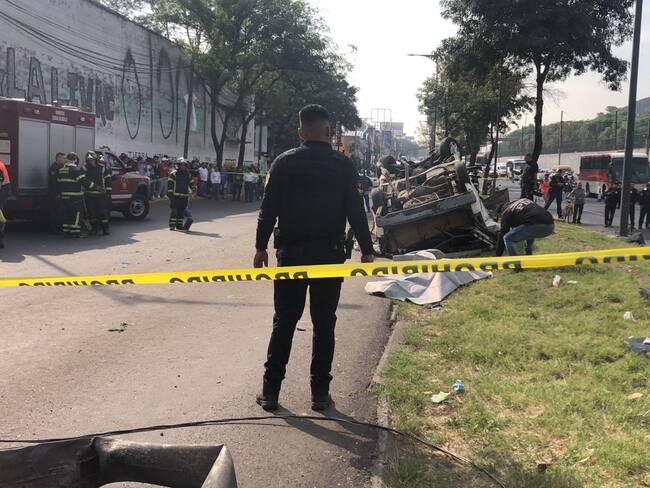 Dos personas fallecidas y caos vial provocó volcadura en calzada Zaragoza