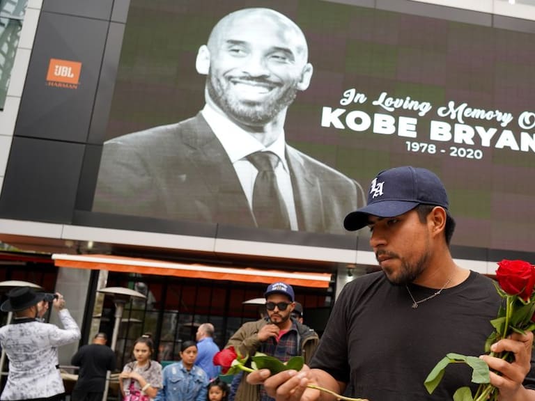 Aficionados hacen ofrenda a Kobe Bryant