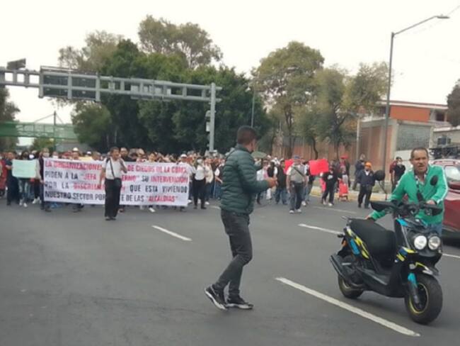 Bloqueos y marchas provocan caos vial en diversos puntos de CDMX