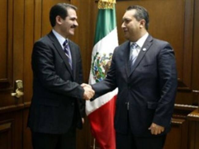 Coinciden Blake y Padrés en importancia de certificar policías