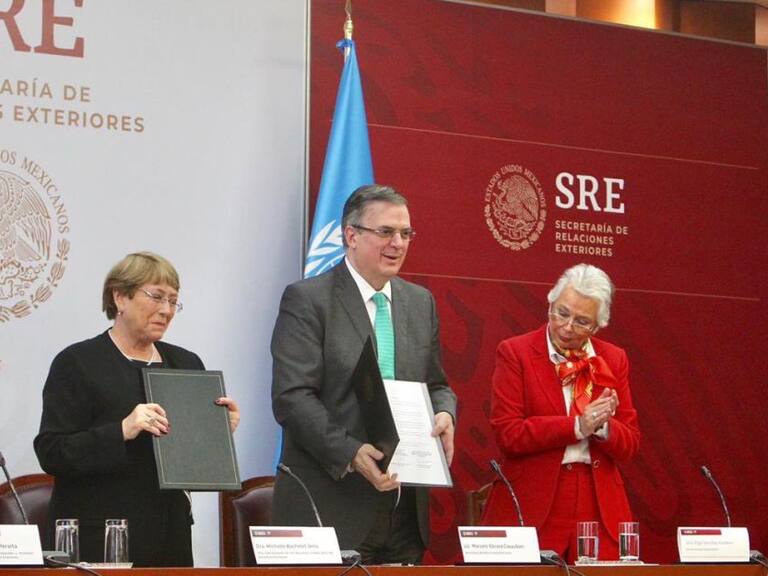 Bachelet yEbrard firman acuerdo para Ayotzinapa