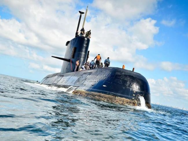 Submarino argentino desaparece con 44 tripulantes