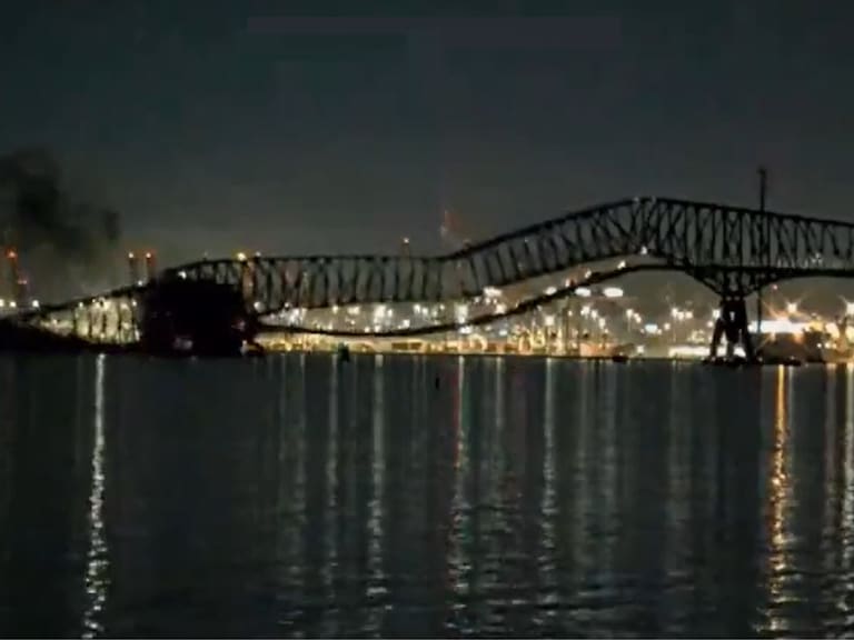 Un barco carguero choca contra una de las bases del puente mayor de Baltimore y lo derrumba