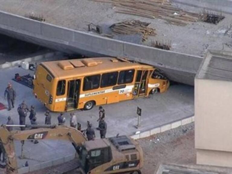 Derrumbe en viaducto de Brasil deja varios muertos