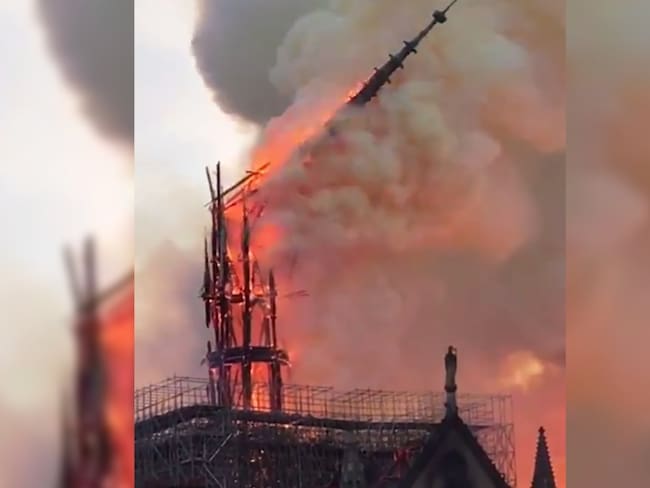 Incendio en Catedral de Notre Dame: así se desplomó la aguja del templo